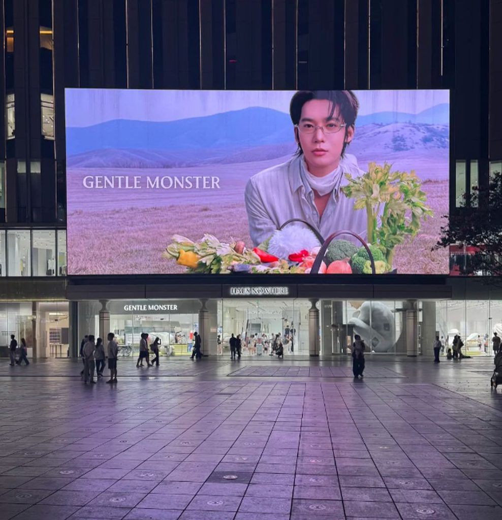 Outdoor LED display at a shopping mall main entrance plaza